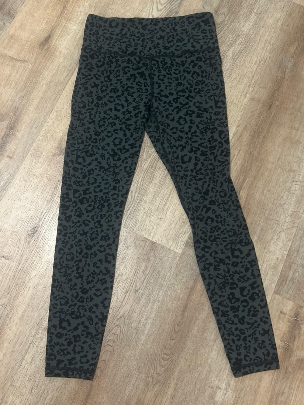 Athleta women’s gray and
Black Leopard Print Leggings